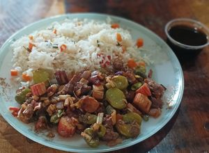 Una foto de Arroz con salteado mar y tierra