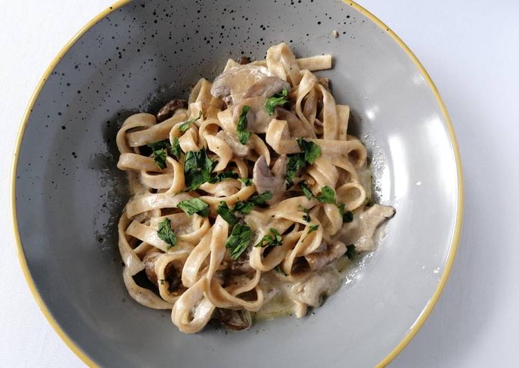 Tagliatelle integrali con funghi e formaggio spalmabile senza lattosio