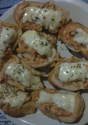 Una foto de Tostadas de pollo y queso