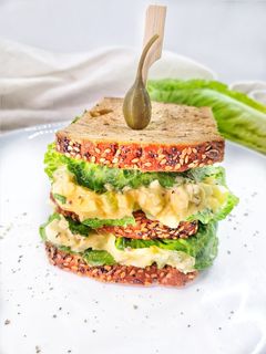 Una foto de Sandwich de ensalada de huevo