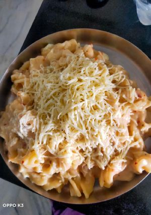 A picture of Italian white sauce pasta.