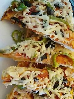 صورة لوصفة بيتزا بالخضار والصلصة 😋😋