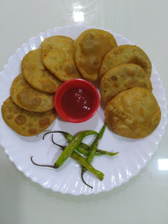 शेगाव कचोरी (kachori recipe in marathi) रेसिपी चे मुख्य फोटो