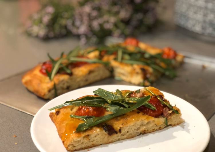 Focaccia de cebolla y tomates cherry con rúcula