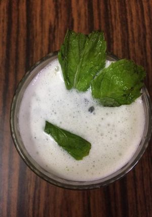 A picture of Healthy pudina lassi with sabja.
