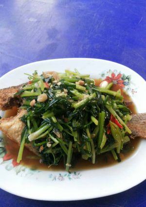 รูปของ ปลานิลทอดกรอบราดผัด​ใบ​ขึ้นฉ่าย