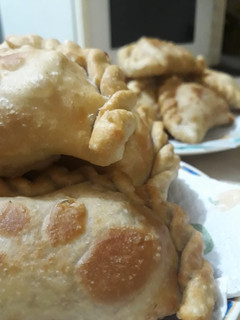 Una foto de Empanaditas fritas de queso y pollo!!🧀🍗