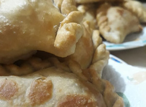 Una foto de Empanaditas fritas de queso y pollo!!🧀🍗