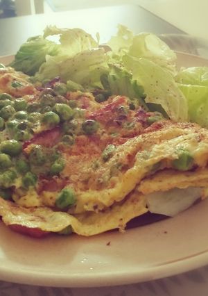 Une photo de Omelette, lardons, petits pois, salade