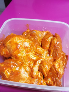 Una foto de Muslitos de pollo adobado