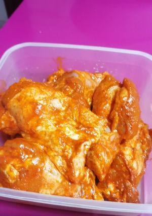 Una foto de Muslitos de pollo adobado