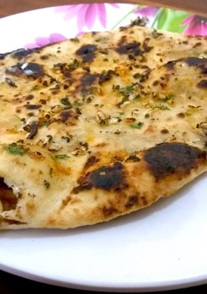 A picture of Tandoori Garlic Naan on Tava.
