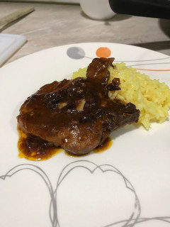 Una foto de Chuleta de Cerdo en Salsa de Ciruela sobre Arroz con Cúrcuma
