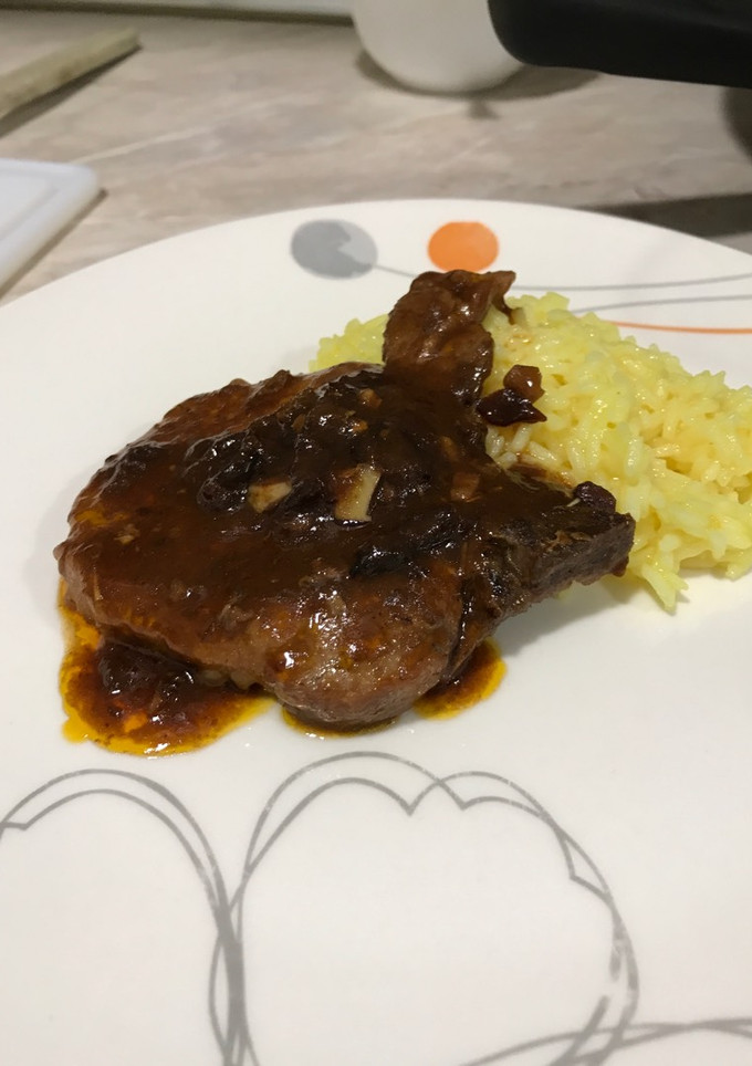 Una foto de Chuleta de Cerdo en Salsa de Ciruela sobre Arroz con Cúrcuma