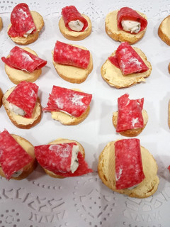 Una foto de Canapés de cucuruchos de salami