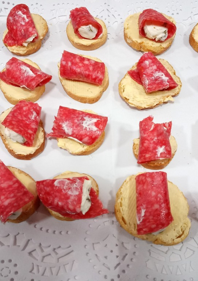 Una foto de Canapés de cucuruchos de salami