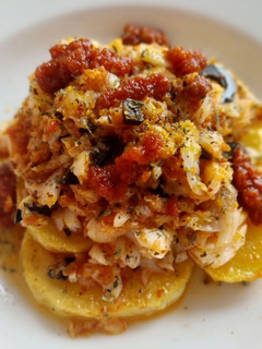 Una foto de Bacalao esqueixat en salsa de sobrasada y miel con patatas confitadas