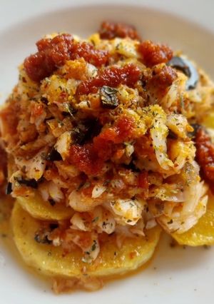 Una foto de Bacalao esqueixat en salsa de sobrasada y miel con patatas confitadas