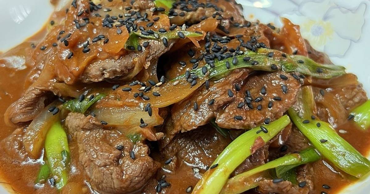 Spicy Korean Stir-Fried Beef Recipe by Milas_meal_time - Cookpad