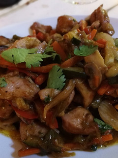 Una foto de Wok de verduras y pavo