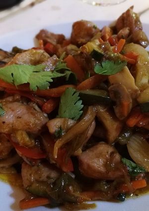 Una foto de Wok de verduras y pavo