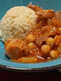 Pavo entomatado con piña y garbanzos