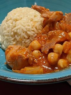 Una foto de Pavo entomatado con piña y garbanzos