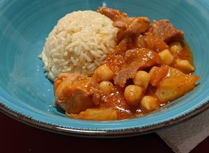 Foto principal de Pavo entomatado con piña y garbanzos