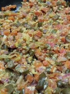 Una foto de Habichuelas🍱🥙🍛 guisadas🥚🍳🥘 con huevo🌰🍅🥙