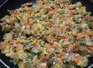 Una foto de Habichuelas🍱🥙🍛 guisadas🥚🍳🥘 con huevo🌰🍅🥙