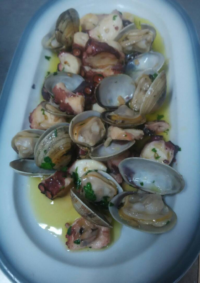 Una foto de Pulpo con Almejas