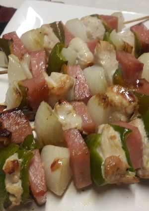 Una foto de Brochette de ave con arroz pilaf