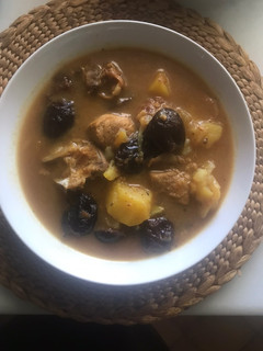 Una foto de Guisado de cordero 🐑 con verduras y ciruelas
