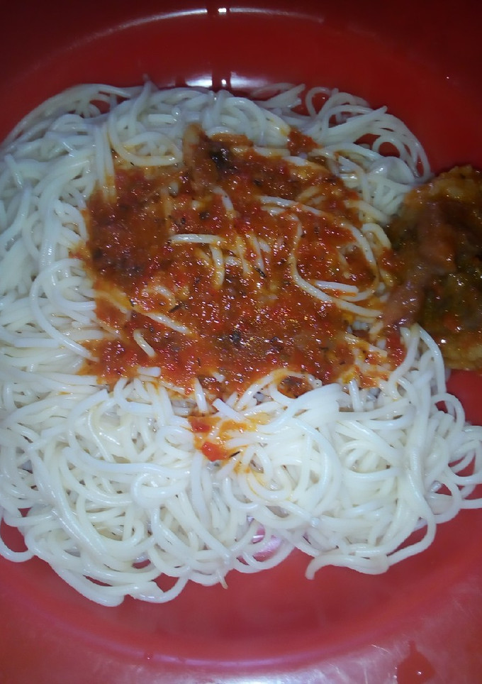 A picture of Spaghetti with stew.