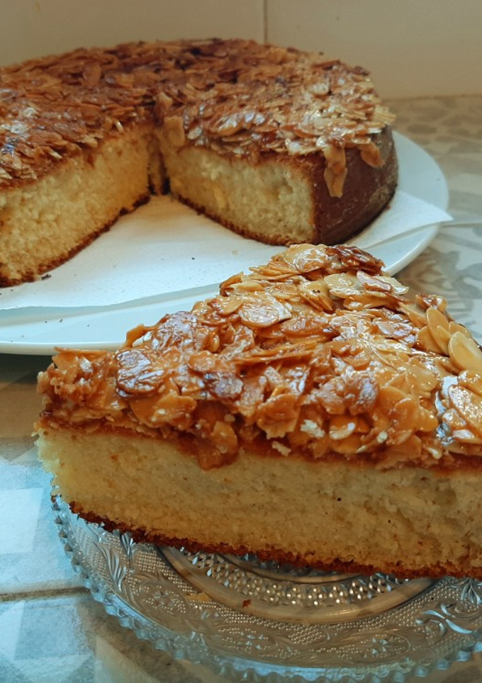 Una foto de Bizcocho de vainilla con almendras caramelizadas