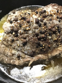 Una foto de Cabezada de cerdo confitada en cocotte
