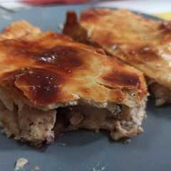 Una foto de Empanada de pollo, bacon y setas, con bechamel