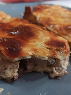 Una foto de Empanada de pollo, bacon y setas, con bechamel