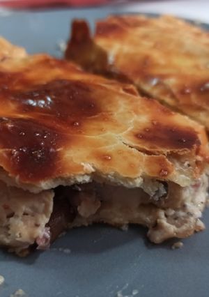 Una foto de Empanada de pollo, bacon y setas, con bechamel