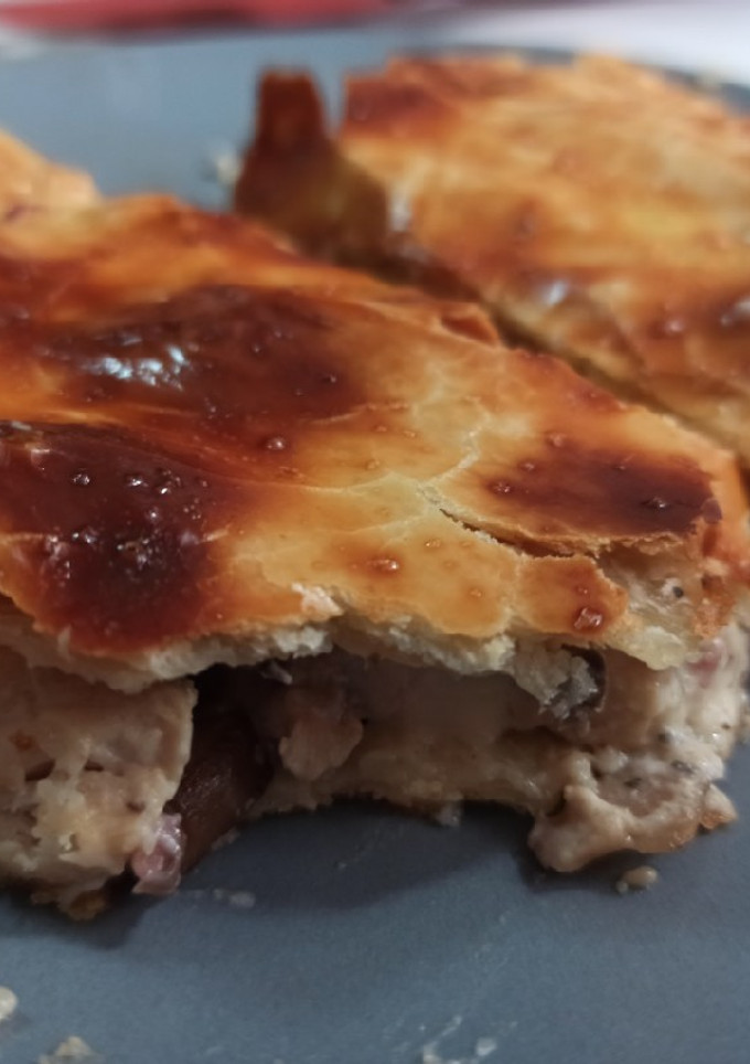 Una foto de Empanada de pollo, bacon y setas, con bechamel