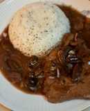 Bondiola de cerdo en bifes con salsa de champignones y vino tinto