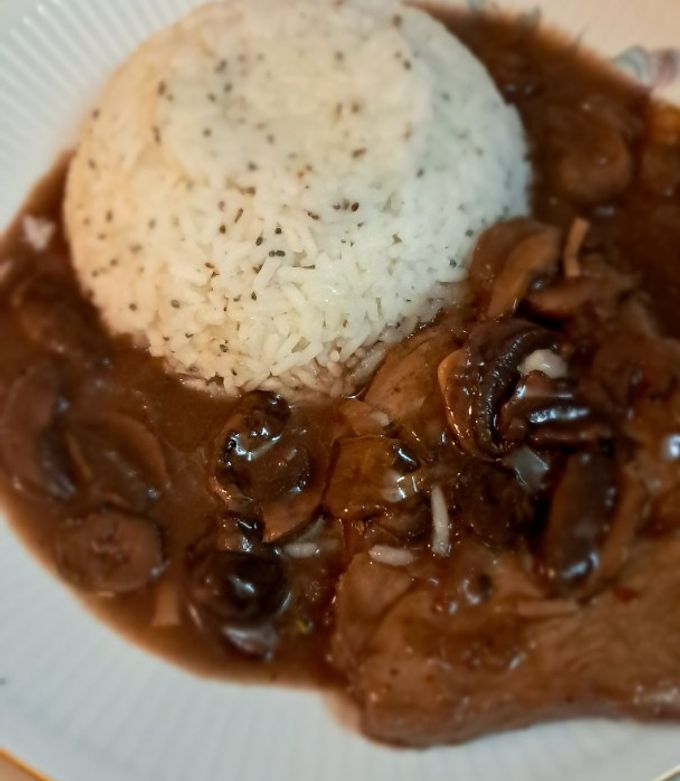 Una foto de Bondiola de cerdo en bifes con salsa de champignones y vino tinto