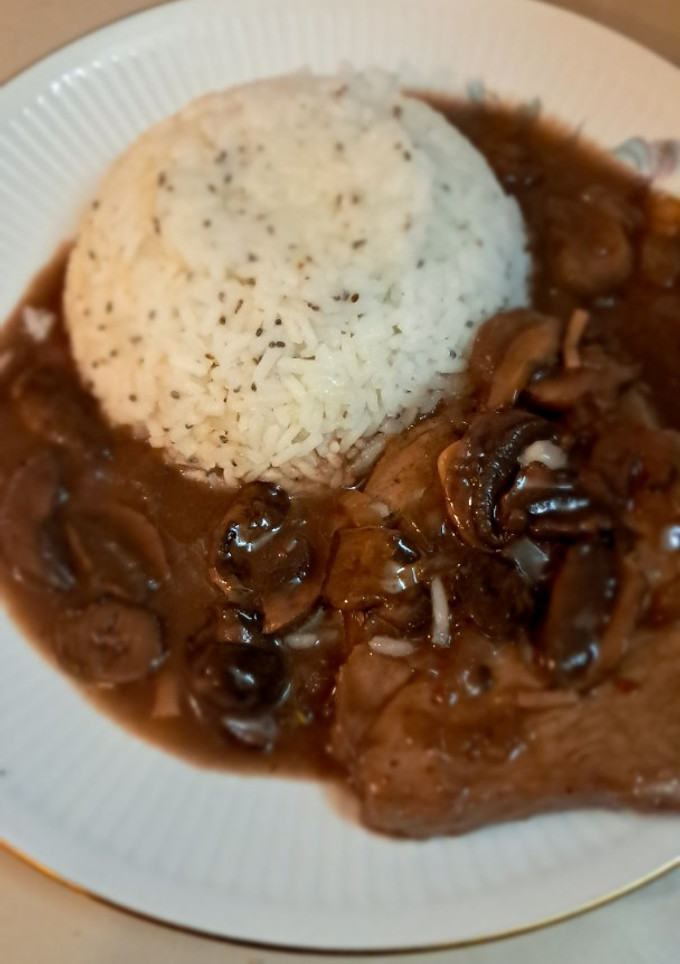 Una foto de Bondiola de cerdo en bifes con salsa de champignones y vino tinto