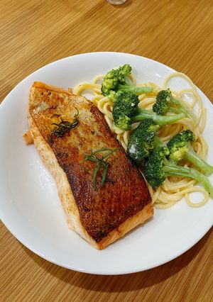 Hình của món Mỳ spaghetti sốt kem ăn kèm cá hồi áp chảo.