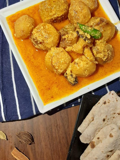 कश्मीरी आलू दम(kashmiri aloo dum recipe in Hindi) रेसिपी मुख्य फोटो