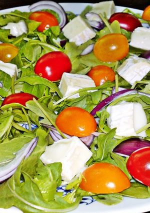 Rukkolás-kecskesajtos saláta recept fotója