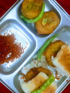 झणझणीत वडापाव रेसिपी (vada pav recipe in Marathi) रेसिपी चे मुख्य फोटो