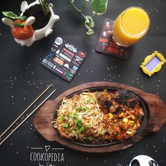 A picture of Hakka Noodles and Grilled Chicken Sizzler.