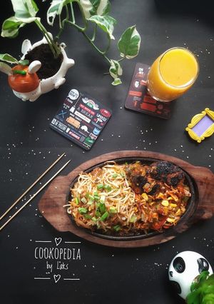 A picture of Hakka Noodles and Grilled Chicken Sizzler.