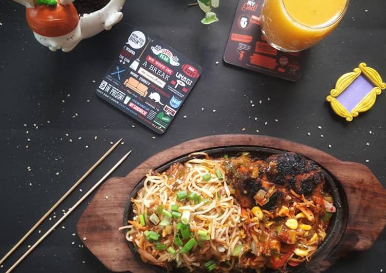 Hakka Noodles and Grilled Chicken Sizzler